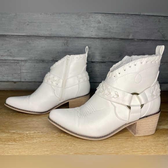 Altar'd State Shoes - Altar’d State White Rynn Western Bootie Boots Sz 9